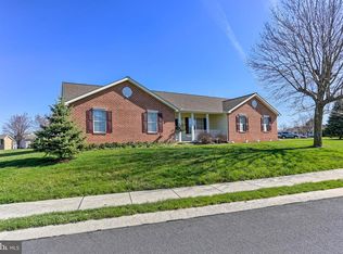 18 Fieldcrest Dr, Littlestown, PA 17340
