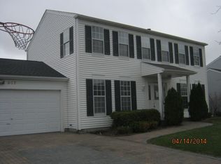 907 Royal Glen Ln, Carol Stream, IL 60188