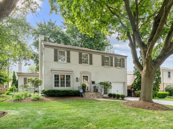 422 Buckingham Pl, Libertyville, IL 60048