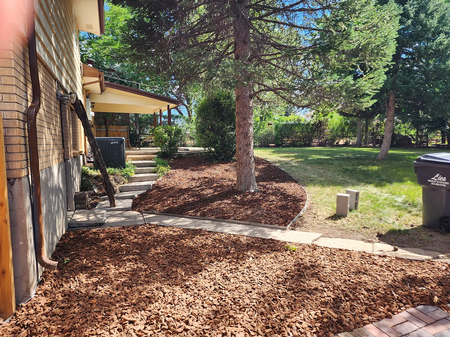 4 bed, 1.5 bath, 2100 sqft, $3,000 — Photo 2