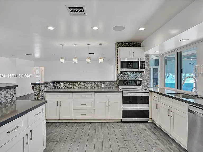 9240 SW 54th St — Photo 3