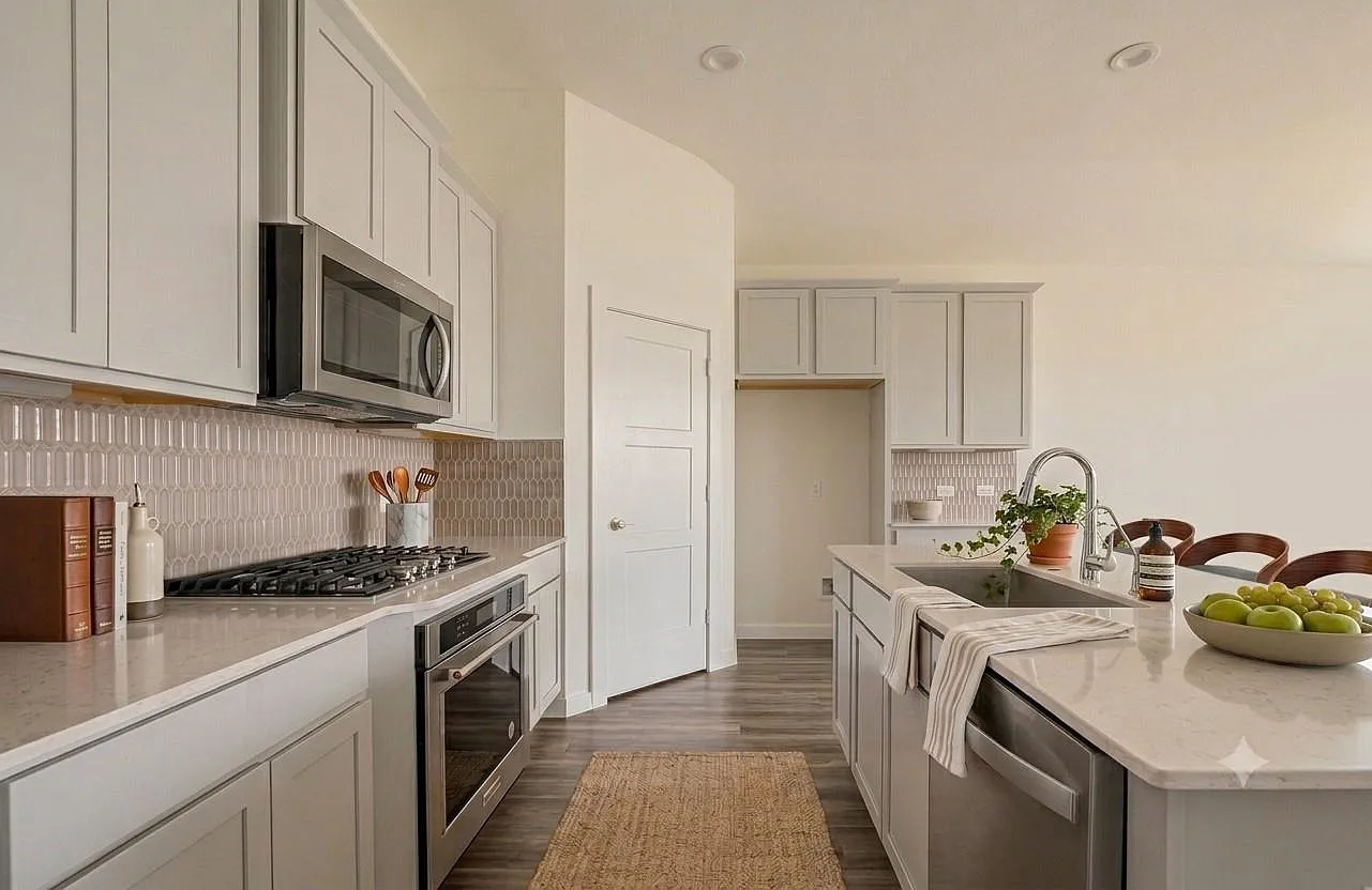 4 bed, 3.0 bath, 2095 sqft, $2,450 — Photo 2