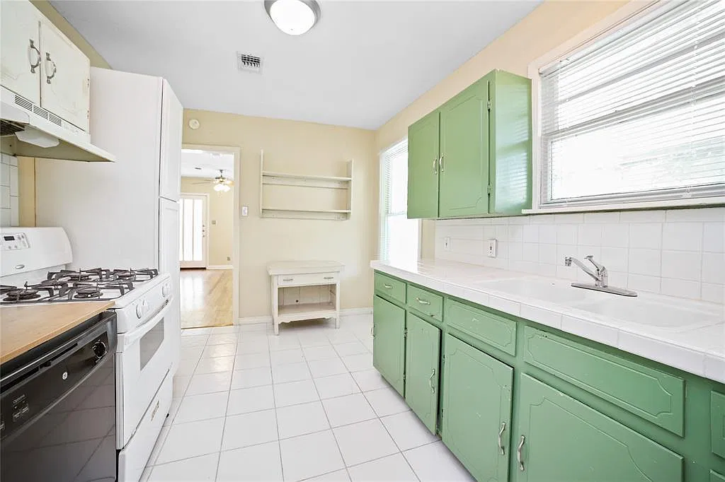 4 bed, 2.0 bath, 1400 sqft, $2,850 — Photo 2