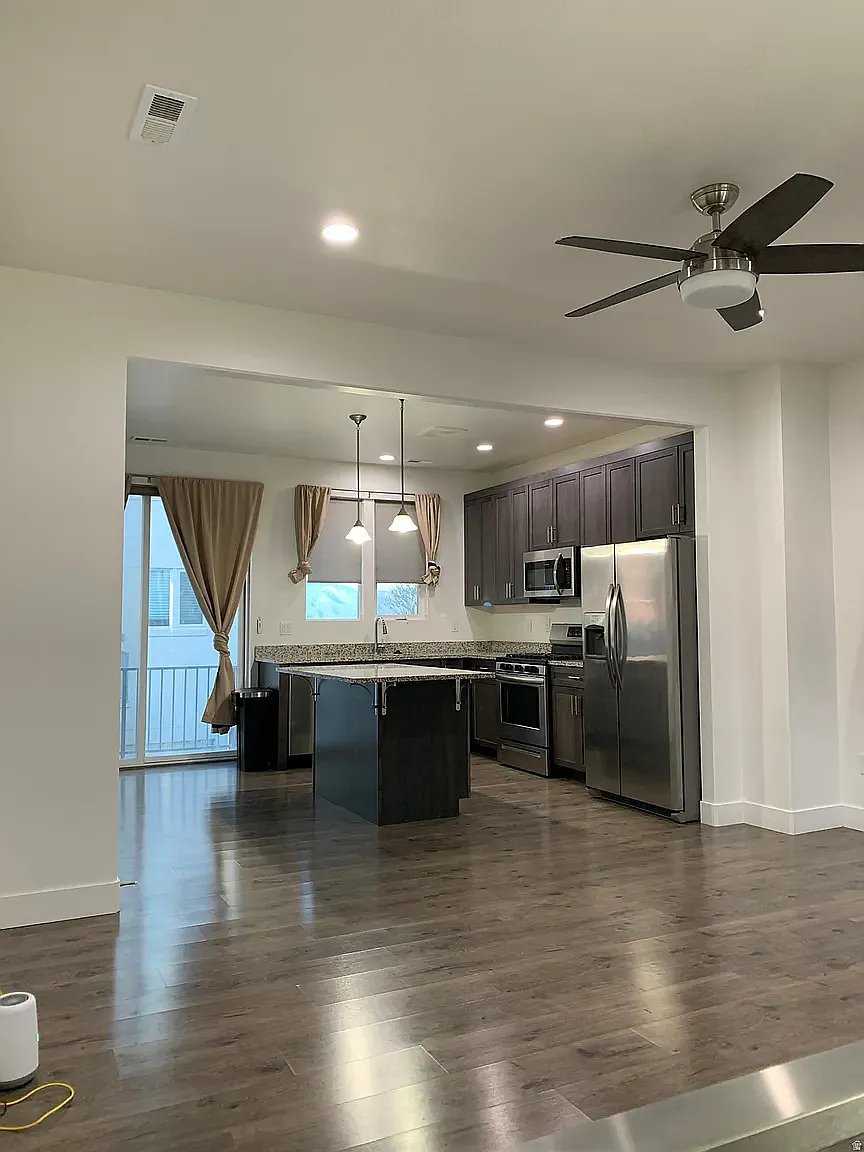 2 bed, 2.5 bath, 1220 sqft, $2,050 — Photo 2