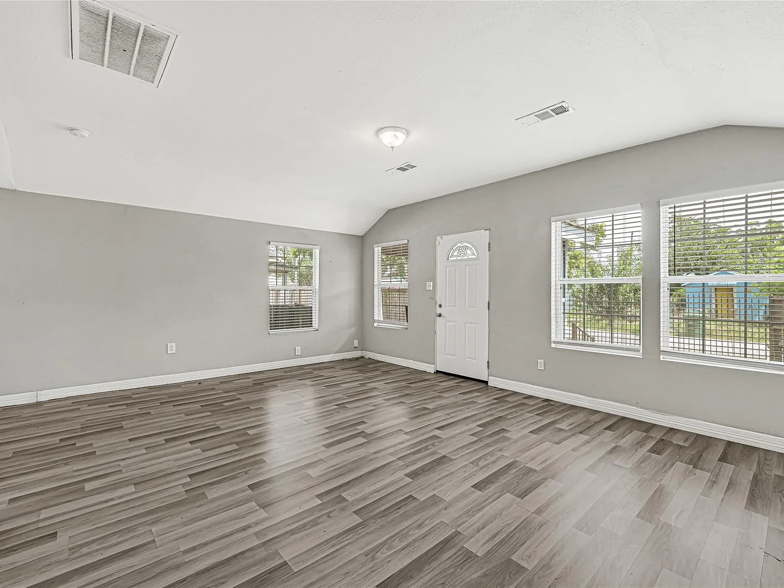 3 bed, 2.5 bath, 1100 sqft, $1,750 — Photo 2