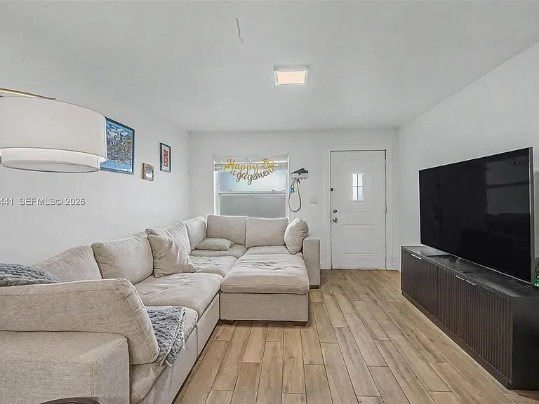 5910 SW 62nd Ter — Photo 7