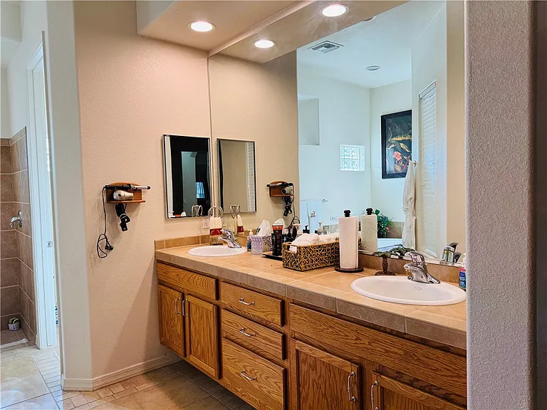 2853 Esmerelda Dr — Photo 17