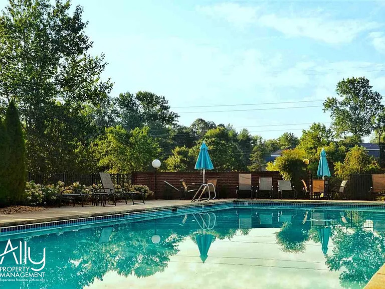 1003 Wintergreen Ln — Photo 24