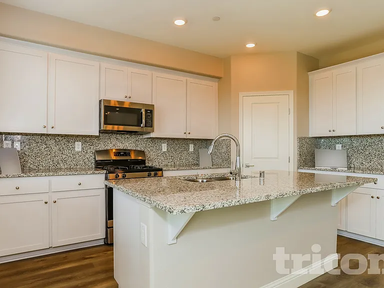 1232 Victorian St — Photo 2