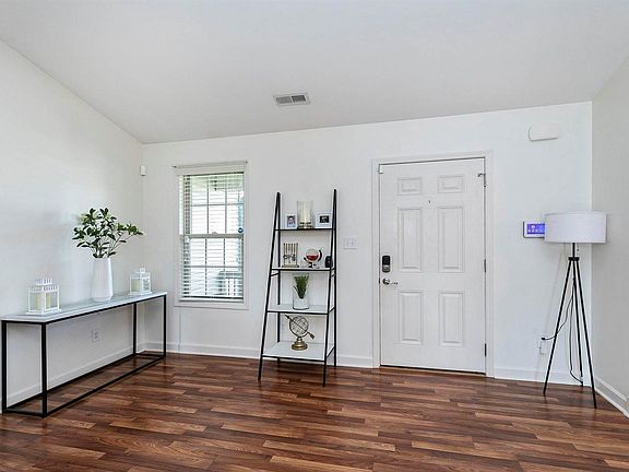 5th image of 105 Ventura Dr