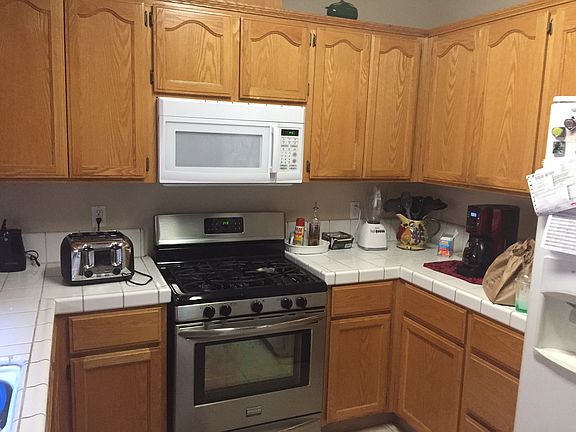 3rd image of 563 Delhi Ave