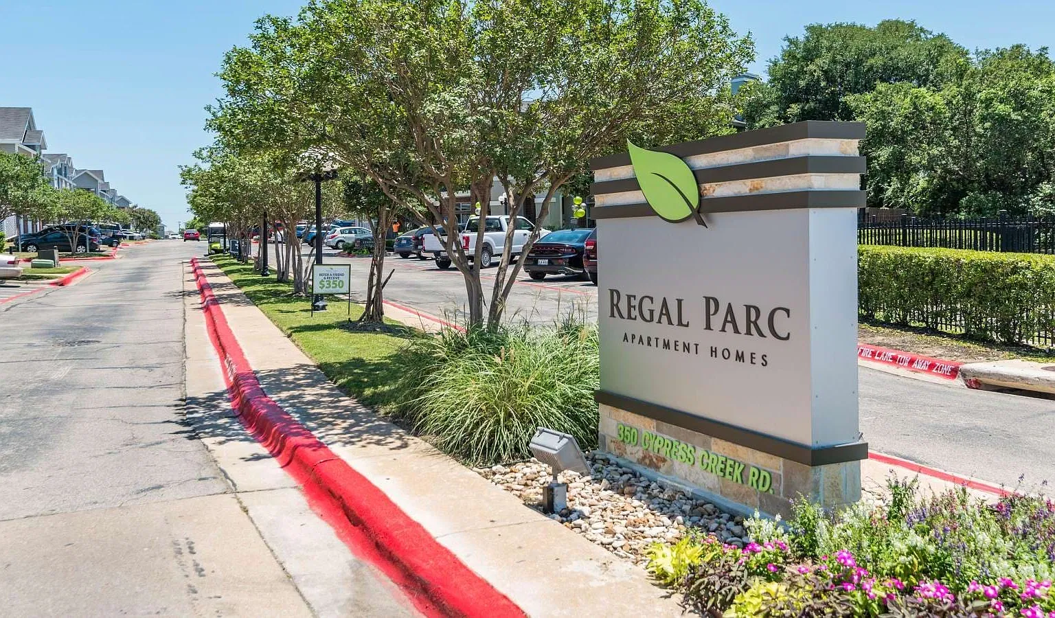 Regal Parc — Photo 1