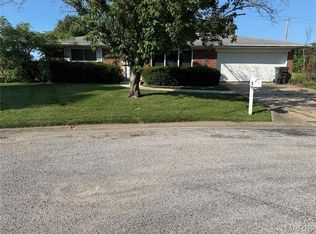 18 Woodhaven Ct, Belleville, IL 62223