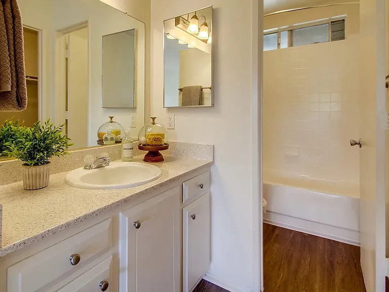 Grand Regency Apartments — Photo 7