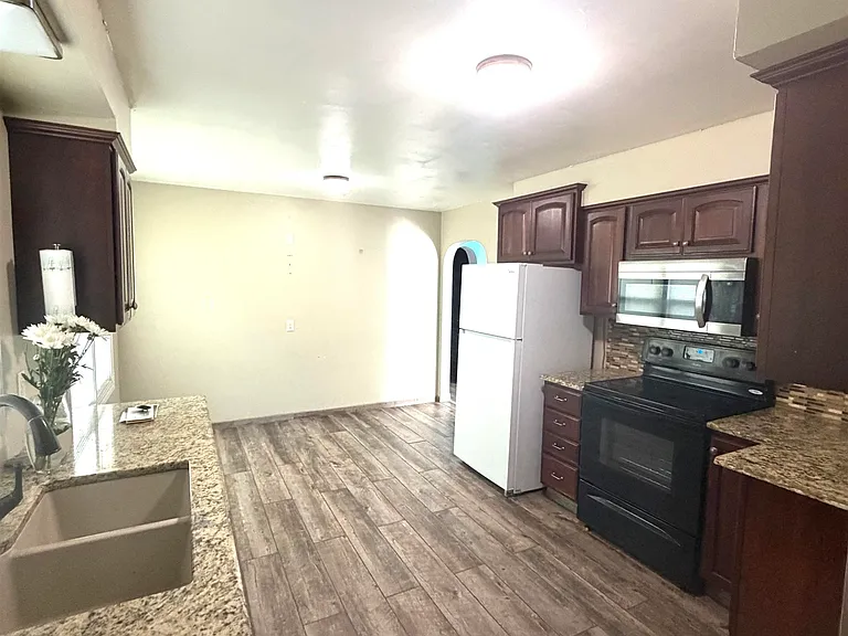 1002 S Main St — Photo 4