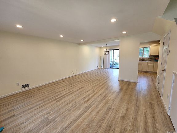 4th image of 30 W Pond Ct #30