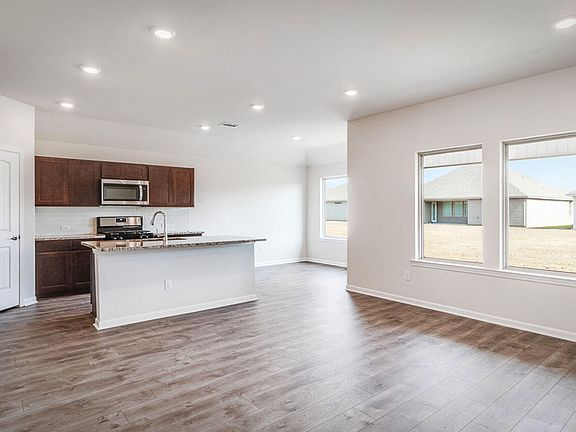 5th image of 104 Southern Oak Dr