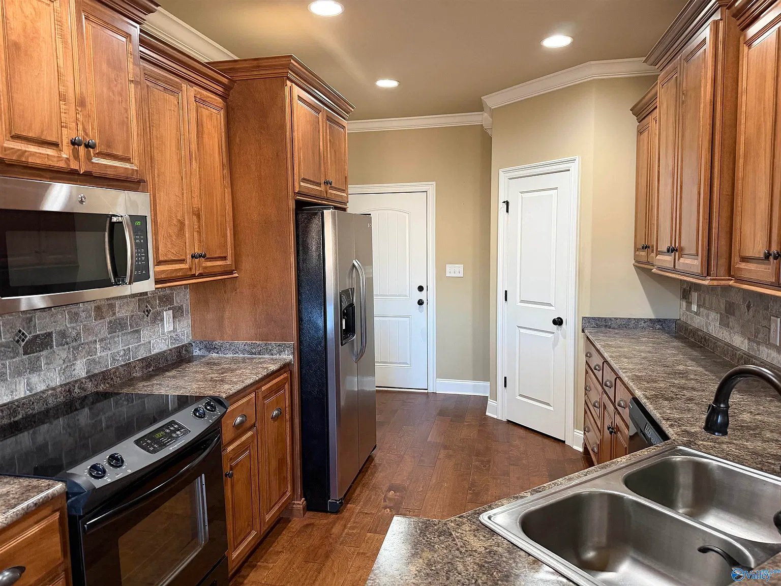 3 bed, 2.0 bath, 1597 sqft, $1,800 — Photo 3