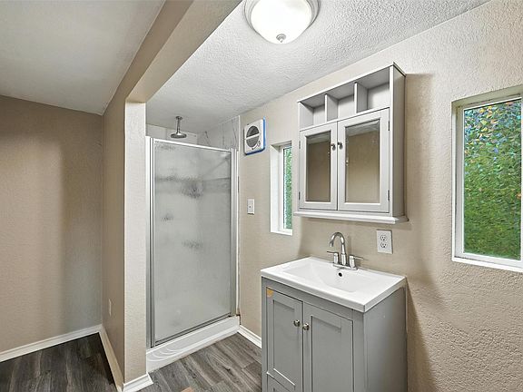3rd image of 525 Surrey Ln