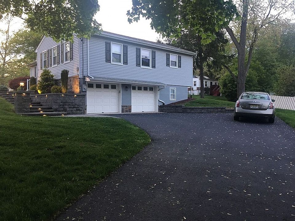 6 Sterling Ct, E. Brunswick