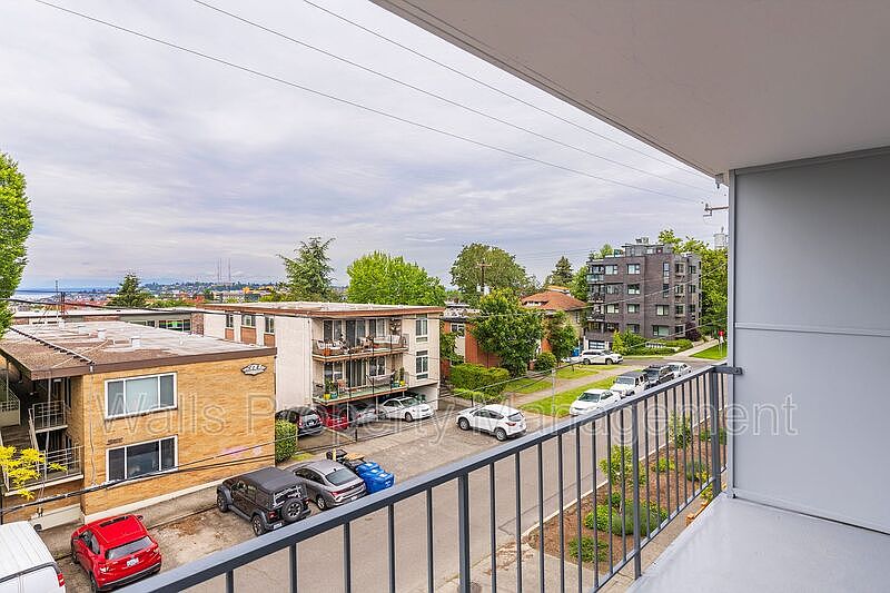 1st image of 1310 E Thomas St APT 302