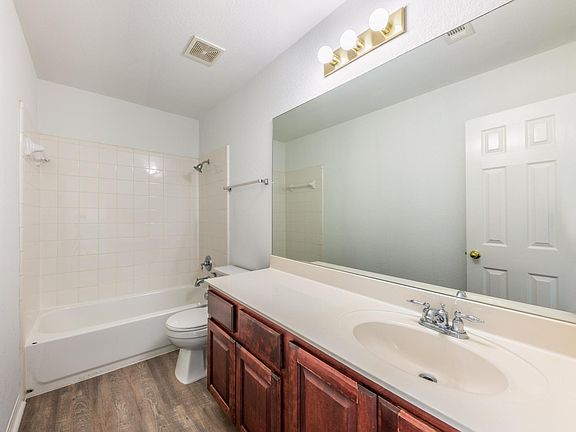4th image of 2219 Buena Vista Ln
