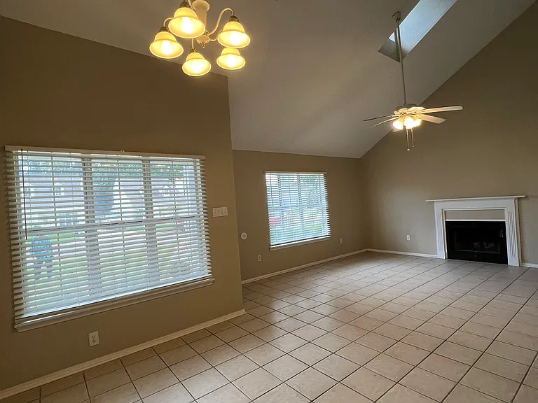 2366 Trafalgar Dr — Photo 7