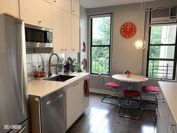 4th image of 320 W 47th St APT 3W