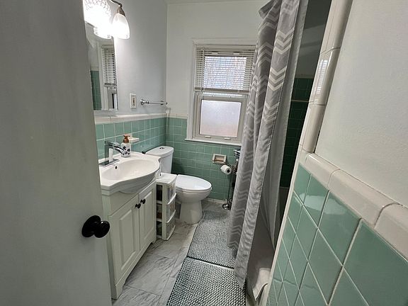 5th image of 840 Farnham Ave