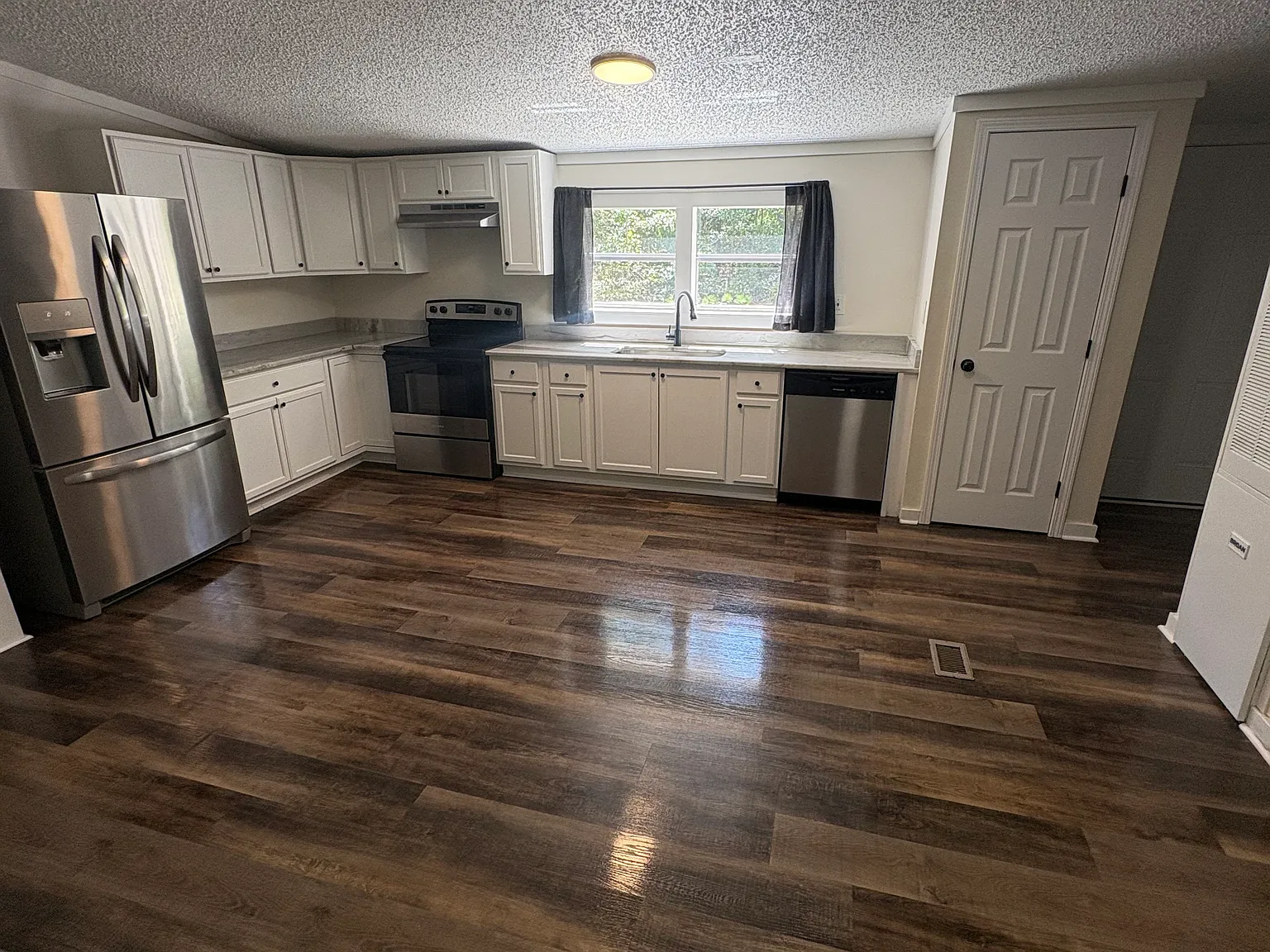 4 bed, 1920 sqft, $2,100 — Photo 2
