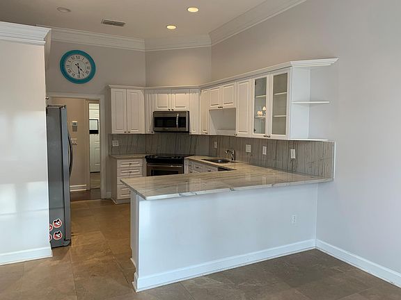 3rd image of 173 Plantation Cir S