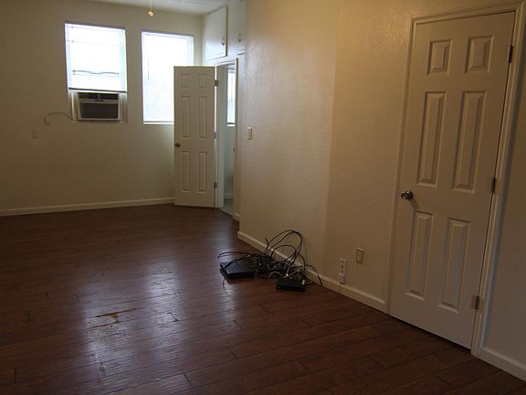 5th image of 206 Oak St