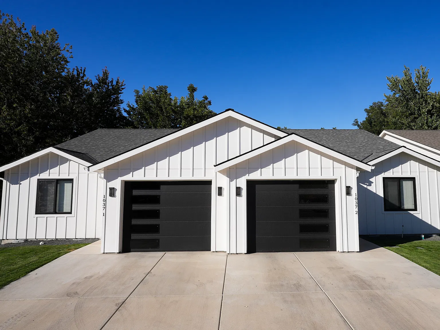 1037 SE Date Ave — Photo 2