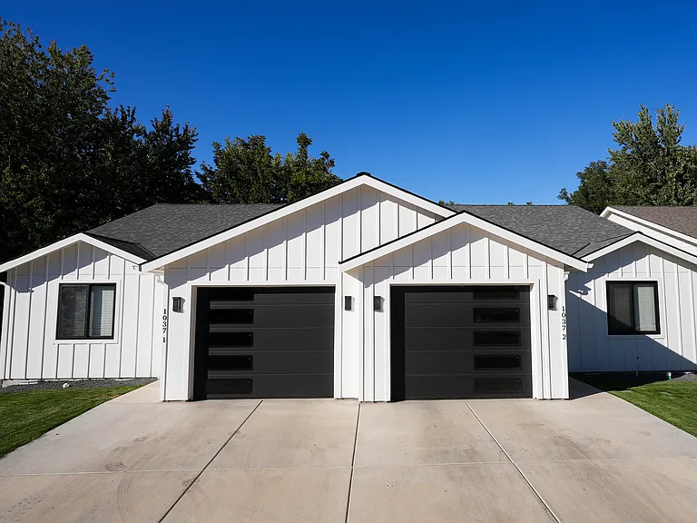 1037 SE Date Ave — Photo 3