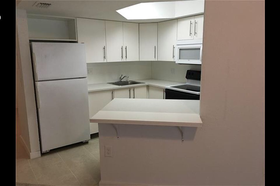 1st image of 8363 Lake Dr APT 106