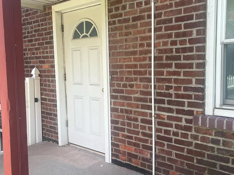 89 Bard Ave — Photo 2