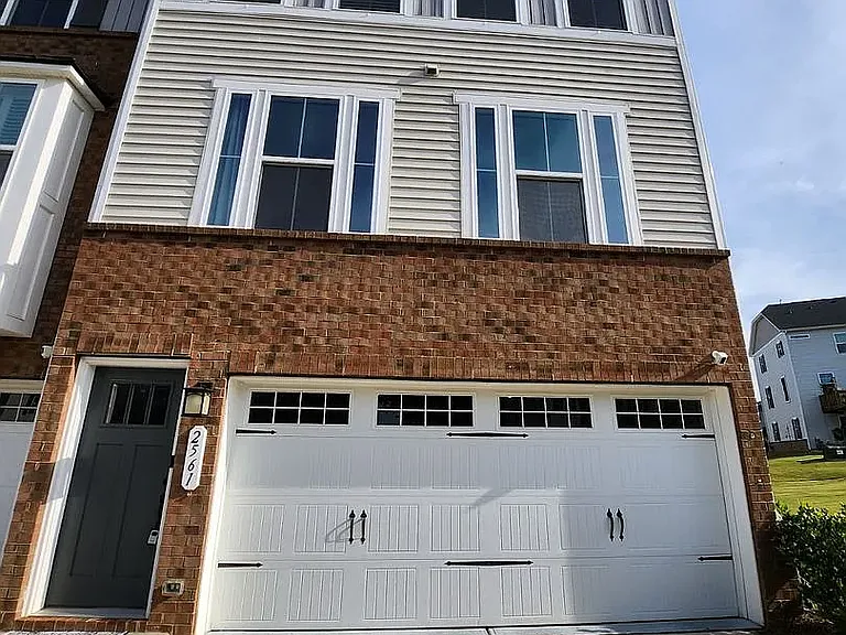 BEAUTIFUL CORNER TOWNHOME