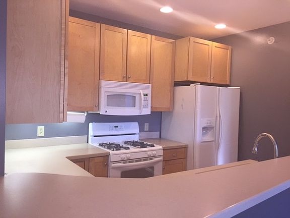 5th image of 360 W Washington Ave Unit 405