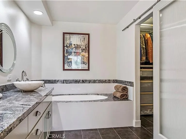 2233 Martin #201 — Photo 14