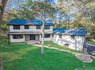 11 Gorham Lane, Dix Hills, NY 11746