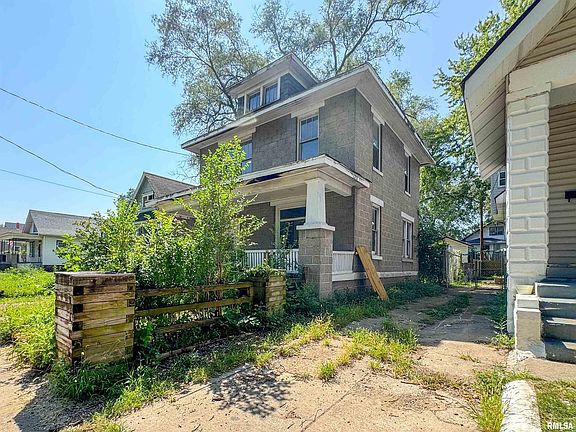 3rd image of 1013 S Greenlawn Ave