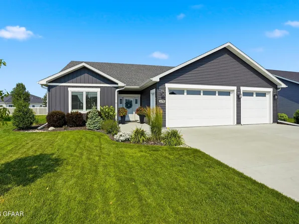 6176 Azalea Cir, Grand Forks, ND 58201
