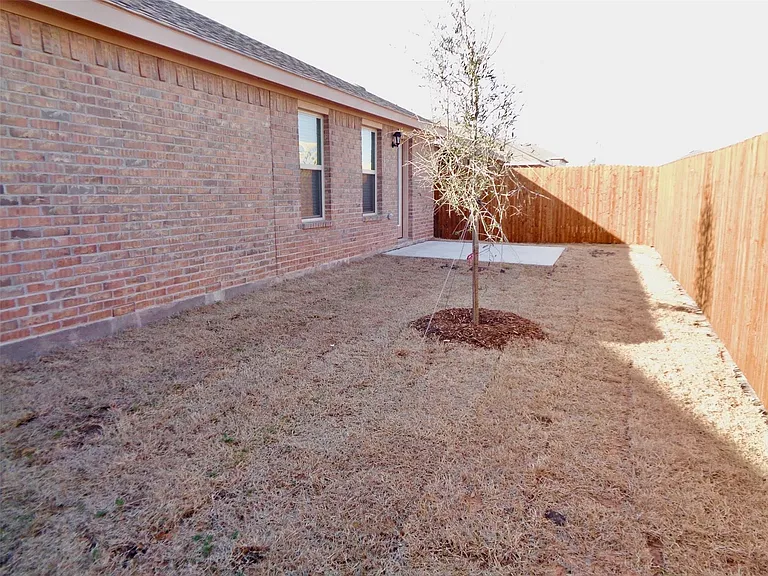 1806 Yale St — Photo 12