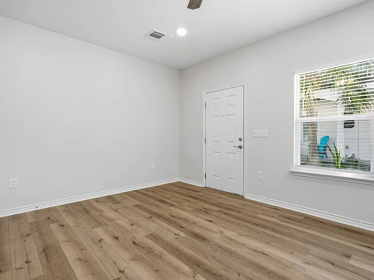 124 Lavaca Cir — Photo 6