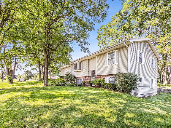 2nd image of 2821 Montreat Dr NE