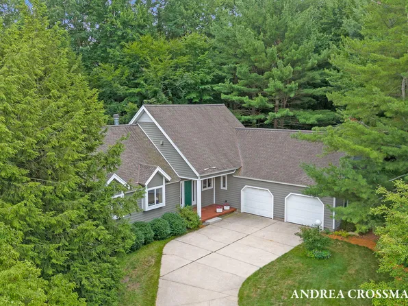 17220 Quail Creek Dr, Spring Lake, MI 49456