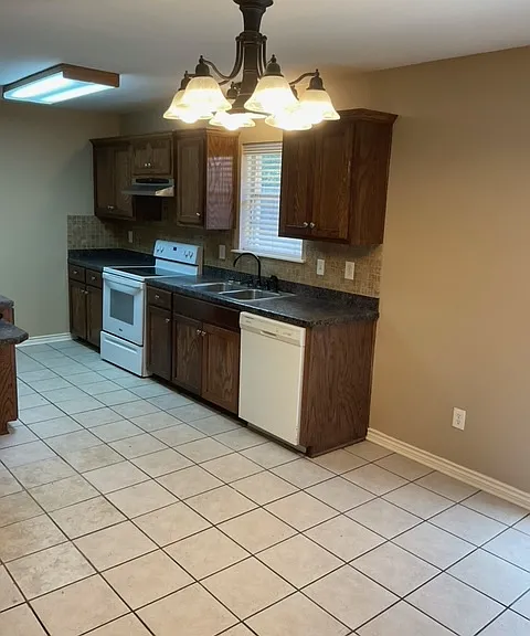 3501 Larkspur Ln — Photo 6