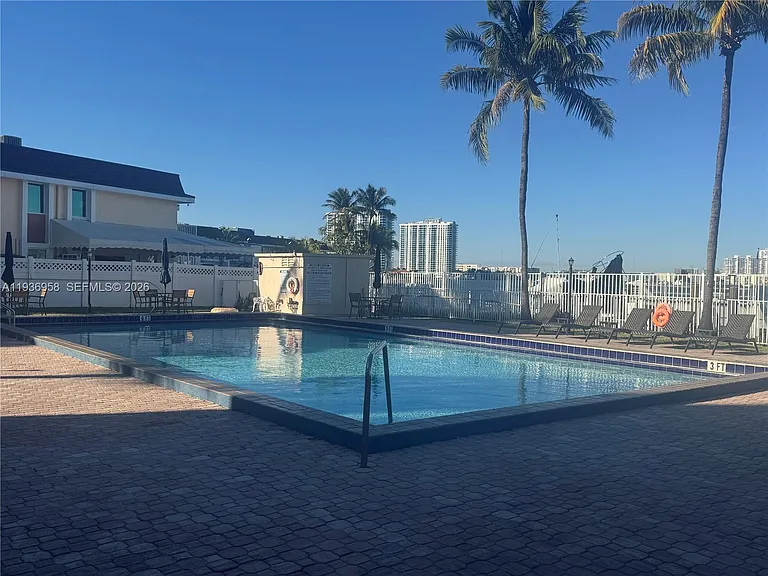 2821 N Miami Beach Blvd #5P — Photo 17