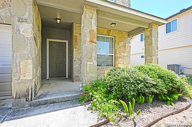 4 bed, 2.5 bath, 2212 sqft, $1,995 — Photo 3