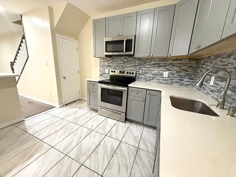 7275 Saybrook Ave — Photo 6